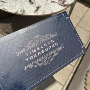MAKEZMIA TIMELESS TREASURES EYESHADOW PALETTE 18GM